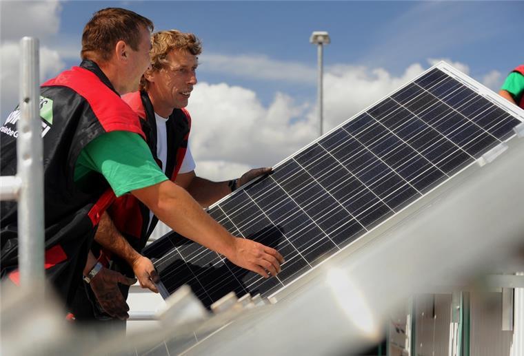 Bremerhaven: Handwerk kämpft mit schlechtem Job-Image Es sind vor allem die Handwerksbetriebe, die die Maßnahmen zum Klimaschutz umsetzen, unter anderem beim Installieren von Photovoltaikanlagen – doch es fehlt Personal.