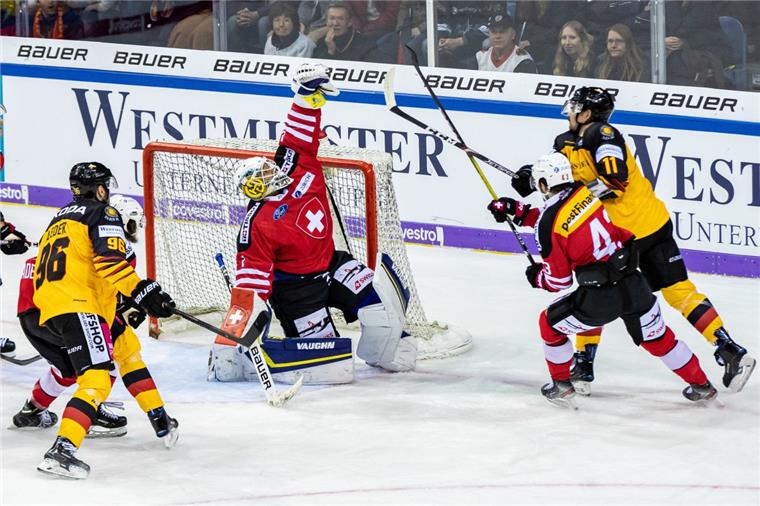Deutsches Eishockey-Team verpasst Prestigeerfolg gegen die Schweiz Es soll einfach nicht sein: In dieser Szene fängt der Schweizer Torwart Joren van Pottelberghe den Puck.