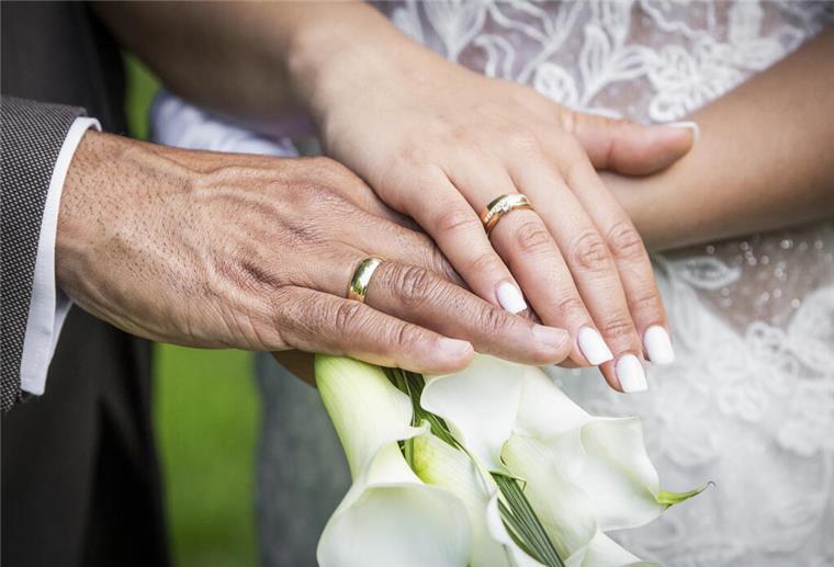 Nur noch die Hälfte aller Erwachsenen ist verheiratet Hände eines Brautpaares am Tag der Hochzeit, am 11. Mai 2024 in Köln. ...Zum KNA-Text "Die Familie im Blick der Wahlprogrammen"