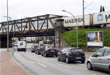 Es staut sich auf der Kreuzung Langener Landstraße/Cherbourger Straße
