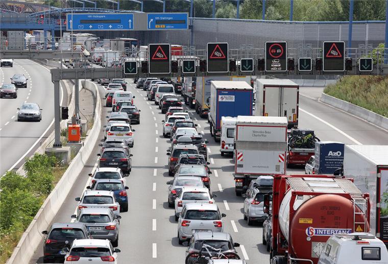 Urlaubsverkehr staut sich in Richtung Küsten Es staut sich wieder suf Deutschlands Autobahnen.