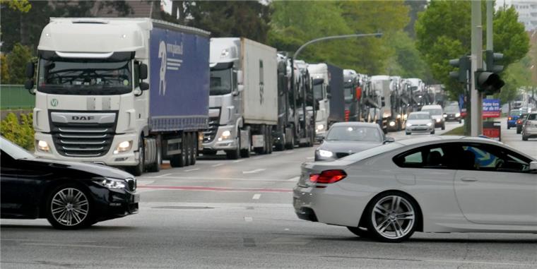 Langer Stau am Donnerstag vor den Überseehäfen Es staute sich auf der Cherbourger Straße in Bremerhaven.