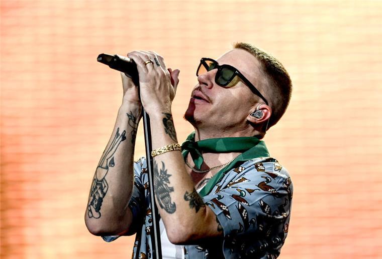 Deichbrand als Gefahr? Antisemitismus-Vorwürfe gegen Rapper Macklemore Der Rapper Macklemore auf der Bühne.