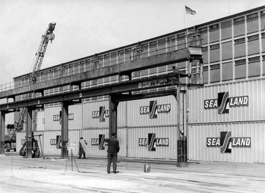 Es war die Bremer Lagerhaus-Gesellschaft - heute BLG Logistics Group - die für die Entladung des ersten Vollcontainerschiffes, der &quot;SeaLand&quot; in Deutschland verantwortlich zeichnete. Hier liegen die ersten Container der Reederei &quot;SeaLand&quot; am Europahafen in Bremen. &quot;Wir waren die erste Hafengesellschaft in Deutschland, die in der Lage und Willens war, Container zu entladen&quot;, sagt Vorstandsvorsitzender Frank Dreeke. Er war bei dem Großereignis als Sechsjähriger an der Hand seiner Mutter dabei. Sein Vater arbeitete als Betriebsleiter bei der BLG. &quot;Das war die Geburtsstunde des Containerverkehrs.&quot;