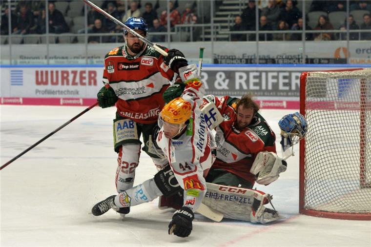 Es war ein wildes Kampfspiel zwischen den Augsburger Panthern und den Fischtown Pinguins, wie diese Szene zeigt, in der Jordan Owens Torhüter Olivier Roy trifft.