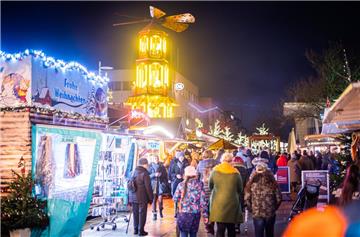 Es war so schön: Auf dem Weihnachtsmarkt 2019 reihten sich Würstchenbude und Glühweinstand zwischen Kunsthandwerk und Märchenhütten in der weihnachtlich geschmückten Fußgängerzone. 