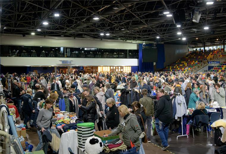 Großer Andrang beim Mega-Flohmarkt in der Bremerhavener Stadthalle Menschen in der Stadthalle
