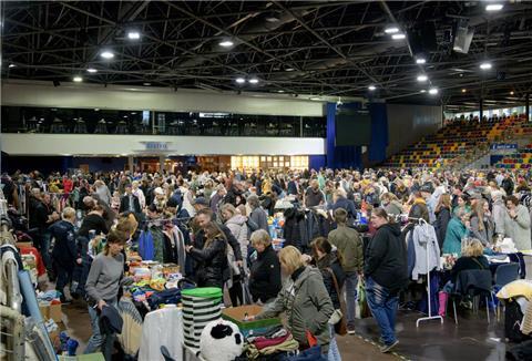 Menschen in der Stadthalle