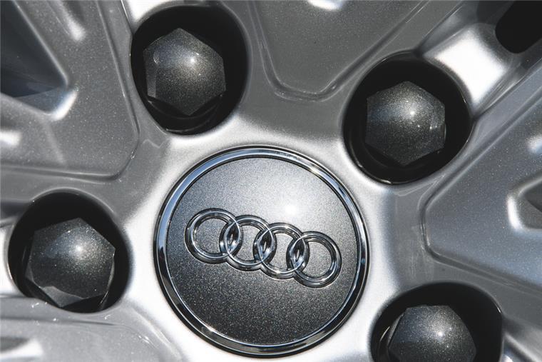 Hinweis auf Formel-1-Einstieg: Audi twittert Rennwagen Das Logo des Autoherstellers Audi steht auf einer Felge