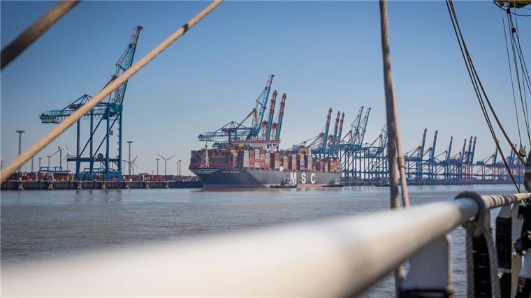 Trotz Nordmole: Hafenkonzept klammert Zustand der Kajen aus Schiffe und Containerbrücken