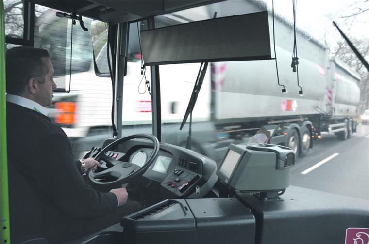 Busfahrer erlebt oft brenzlige Situationen zwischen Bederkesa und Drangstedt Es wird eng zwischen Bus und Lastwagen: Niko Egorov ist konzentriert bei der Sache auf der Landesstraße 120 zwischen Bad Bederkesa und Drangstedt. "Spiegel-Unfälle" und "Entgleisungen" in den unbefestigten Seitenraum sind keine Seltenheit.