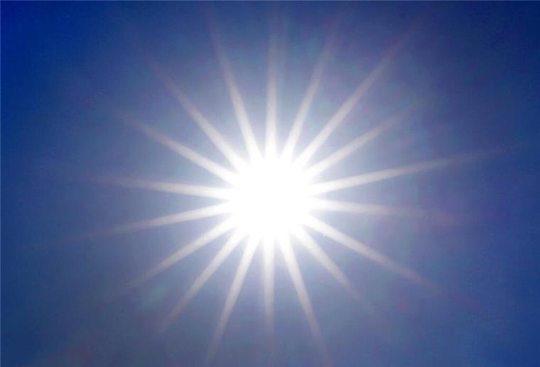 Hitzewelle rollt an: Niedersachsen schwitzt, Küsten bleiben cool Die Sonne strahlt von einem wolkenlosen Himmel.