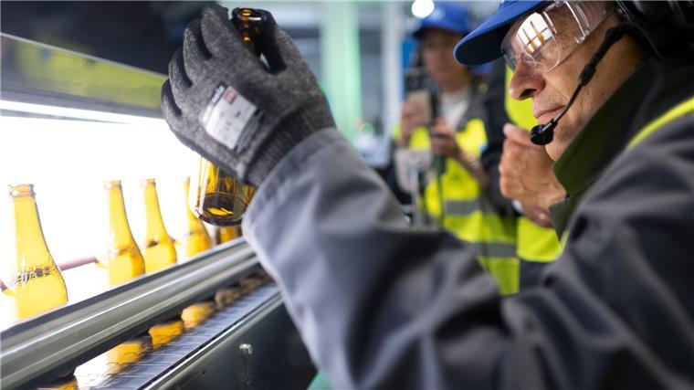 Habeck: Strompreise für Industrie müssen weiter runter Es wird heiß. Wirtschaftsminister Habeck will erreichen, dass die Strompreise für die Industrie weiter sinken.