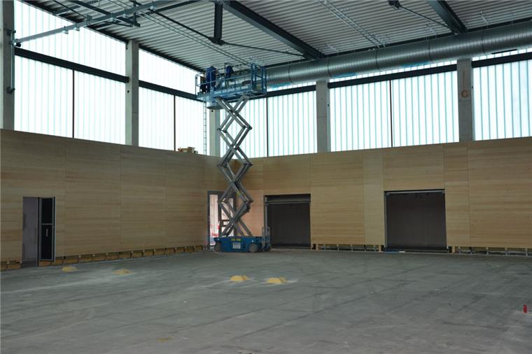 Zeven: "Unvorhersehbare Probleme" beim Bau der Sporthalle Es wird noch kräftig gewerkelt: In der St.-Viti-Turnhalle in Zeven werden derzeit die Elektroinstallationen vorgenommen.