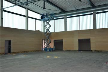 Es wird noch kräftig gewerkelt: In der St.-Viti-Turnhalle in Zeven werden derzeit die Elektroinstallationen vorgenommen.
