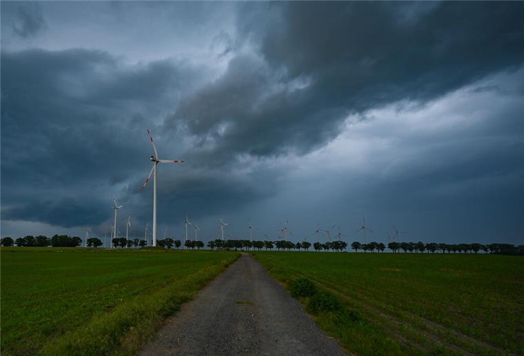 Tornados möglich: Unwetter zum Wochenbeginn in Niedersachsen und Bremen Es wird ungemütlich in Niedersachsen und Bremen.