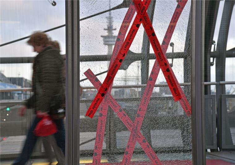 Reparatur der Glasbrücke in Bremerhaven-Mitte wird teuer Es wird vermutlich noch einige Wochen dauern, bis die Vandalismus-Schäden an der Glas-Drehbrücke in Bremerhaven-Mitte beseitigt sind. Foto Scheschonka