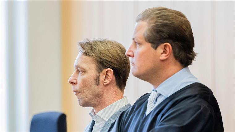 Antrag abgelehnt: Kein neues Verfahren gegen Christian B. Es wird vorerst neuen Prozess gegen Christian B. (l) geben. Der Verteidigung, hier Anwalt Friedrich Fülscher (r), scheiterte mit einem Wiederaufnahmeantrag. (Archivbild)