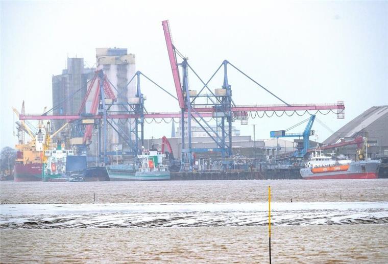 Verdacht auf Kokain-Schmuggel: Festnahmen im Braker Hafen Blick auf den Braker Hafen. Hier wurde eine große Menge Kokain sichergestellt.