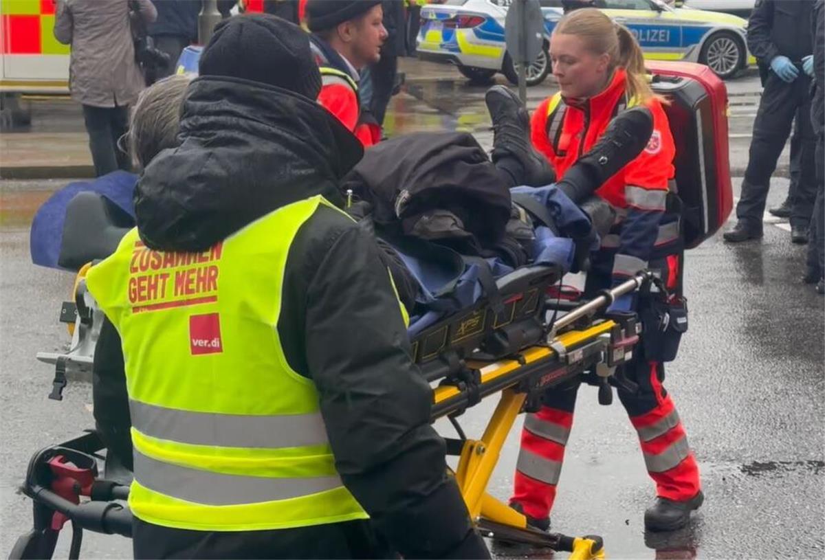 Scholz zum mutmaßlichen Anschlag in München: „Täter muss das Land verlassen“ 13.02.2025, Bayern, München: Ein Verletzter wird von Rettungskräften weggebracht. In der Münchner Innenstadt ist ein Fahrzeug in eine Menschengruppe gefahren. Wie die Polizei auf der Plattform X mitteilte, wurden mehrere Menschen verletzt. «Wir sind aktuell mit starken Kräften vor Ort», sagte ein Polizeisprecher. Foto: Michael Fischer/dpa +++ dpa-Bildfunk +++