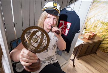 Escaperoom Bremerhaven wurde um neue Räume und Rätsel ergänzt. Inhaberin Marita Fischer zeigt ihre neuen Räume im maritimen Look "Otto der Seefahrer und im Dschungel-Design "Insektenforscherin Wanda Stock.