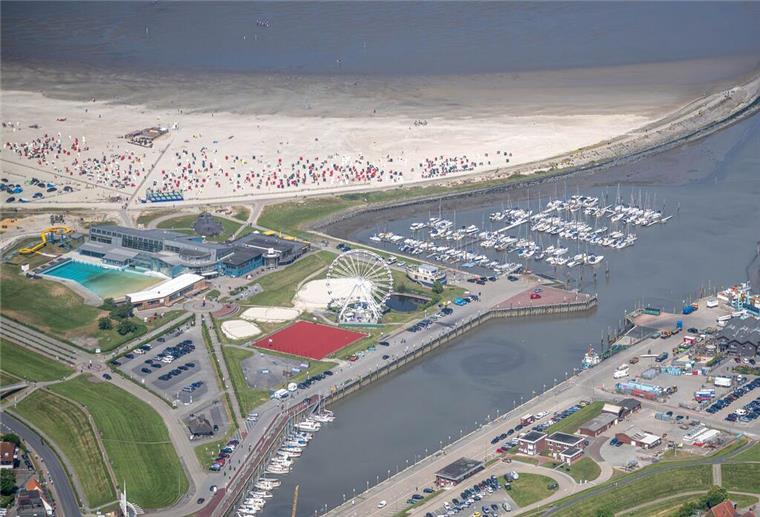 Der Hafen von Bensersiel aus der Luft.