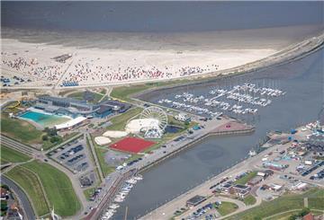 Der Hafen von Bensersiel aus der Luft.