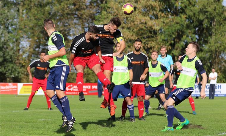 Fußballer aus Esenshamm marschieren stramm in Richtung Aufstieg Esenshamm (schwarze Trikots) gewann das Spitzenspiel in Sande mit 1:0 und baute die Tabellenführung in der Kreisliga aus. Fünf Punkte beträgt der Vorsprung auf den Dritten. Die ersten zwei Mannschaften steigen auf.