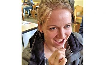 Eske Everts aus Sievern beim Wangenabstrich für die Typisierung.