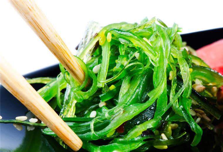 Nachhaltige Superfood-Quelle mit Risiko? Was in Algen wirklich steckt Algen Seetang Salat Essen