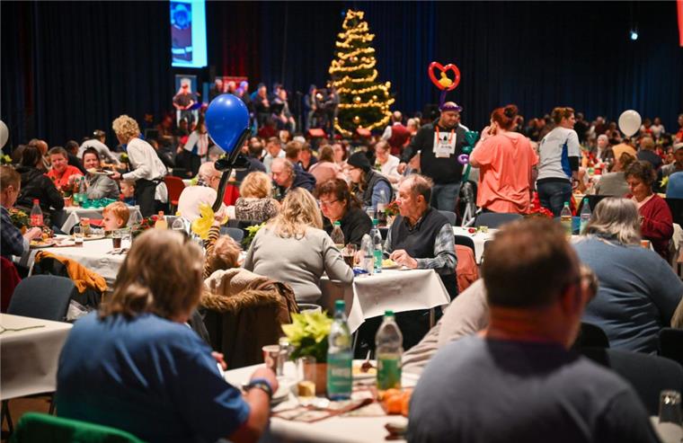 Jobvermittlung beim Nikolaus-Festmahl in Bremerhaven Essen für Bedürftige in der Stadthalle.