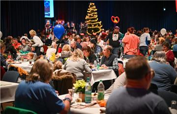 Essen für Bedürftige in der Stadthalle. 