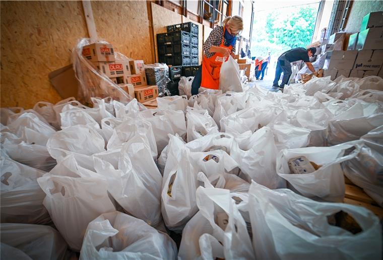 Bremerhaven: Geld für Kinder-Essen fehlt Essen für bedürftige Kinder wird von der Tafel (?) verpackt. Gabi Treschok. Foto Scheschonka