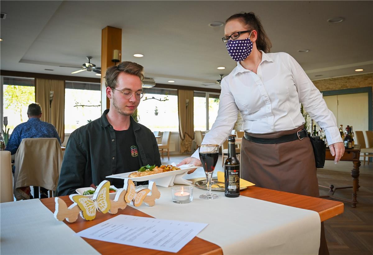 Endlich wieder Essen gehen Essen zum Testen in Corona-Zeiten: Volontär Jannik Sauer wird im Restaurant zur Mühle in Sievern von Monique Hildebrandt bedient.