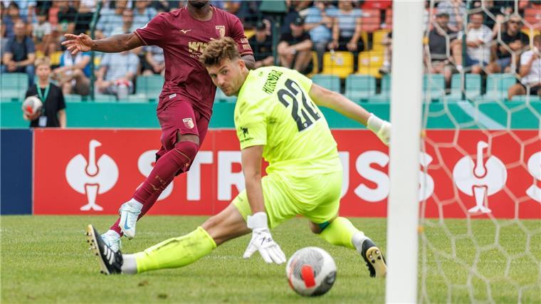 Augsburg müht sich bei Viertligist Viktoria in Runde zwei Essende traf in seinem Debüt für den FCA.