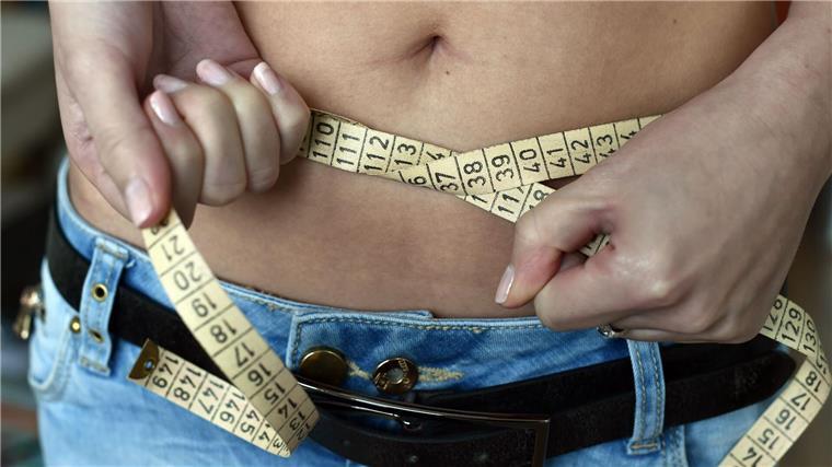 Essstörungen wie Magersucht, Bulimie und Binge Eating nehmen nach Daten der Krankenkasse KKH stark zu - vor allem unter 12- bis 17-jährigen Mädchen. (Symbolbild)