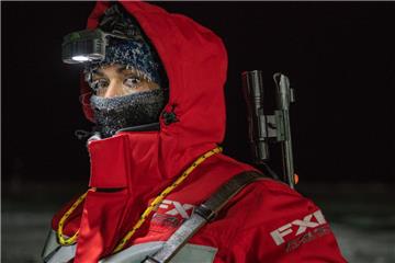 Esther Horvarth geht normalerweise mit ihrer Kamera "auf Jagd". Bei der "MOSAiC"-Expedition muss sie auch mal als Eisbärenwächterin aufs Eis.