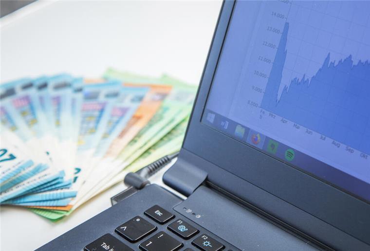 ETFs für Einsteiger: So klappt der Start in die Geldanlage wirklich Geldscheine und Laptop auf einem Tisch. ETFs sind günstig und breit gestreut – ideal für die Altersvorsorge. Die Verbraucherzentrale erklärt, welche Strategien für Einsteiger sinnvoll sind.