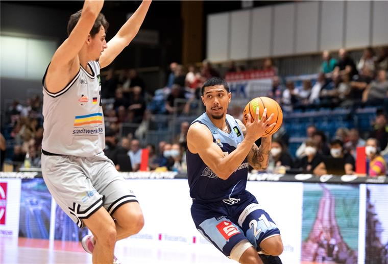 Eisbären holen in Jena ihren ersten Saisonsieg Ethan Alvano (rechts) zeigte sein bislang bestes Spiel im Eisbären-Trikot. Der Guard traf vier seiner fünf Dreier.