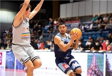Ethan Alvano (rechts) zeigte sein bislang bestes Spiel im Eisbären-Trikot. Der Guard traf vier seiner fünf Dreier.