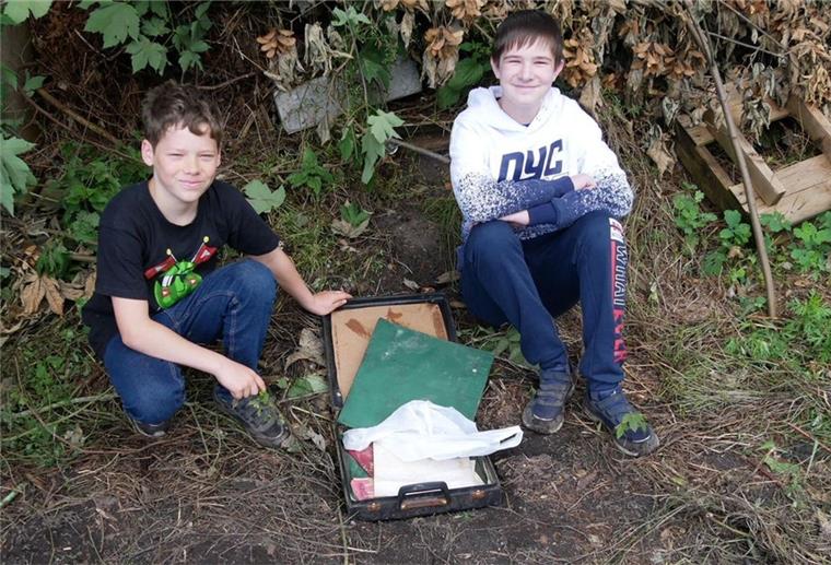 Etienne (l.) und Dennis präsentieren stolz den Schatz, den sie gefunden haben.