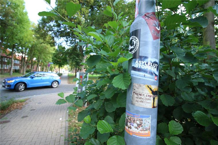 Hunderte rechte Aufkleber in Nordenham Etliche dieser Aufkleber mit den rechten Parolen sind in der Stadt verteilt worden.