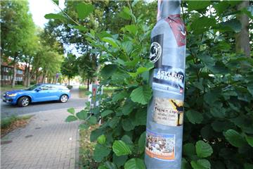 Etliche dieser Aufkleber mit den rechten Parolen sind in der Stadt verteilt worden.