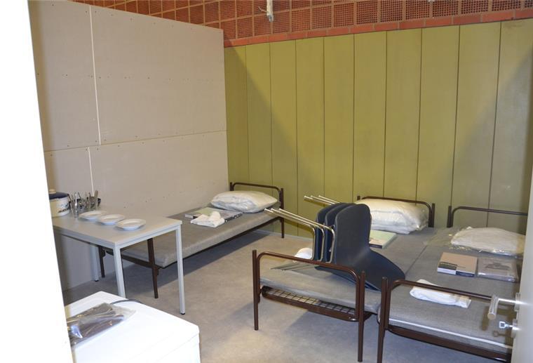 Gyhumer Turnhalle wird zur Flüchtlingsunterkunft Etwa 15 Quadratmeter misst ein Dreibettzimmer in der Flüchtlingsunterkunft. Es verfügt über Betten, Stühle, Geschirr, Spinde, einen Tisch und einen Kühlschrank.
