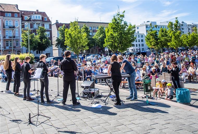 Riesenspaß beim Open-air-Mitsingen in Geestemünde Etwa 150 sangesfrohe Besucher kamen zum Chorfest des Bremerhavener Kultursommers auf dem Konrad-Adenauer-Platz in Geestemünde.
