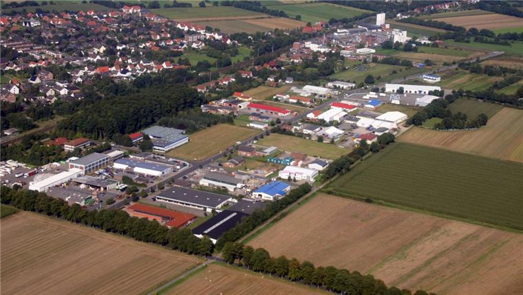Etwa 22 Hektar groß sind die neuen Gewerbeflächen (rechts), die die Gemeinde Loxstedt im Anschluss an das Gewerbegebiet Wedenberg, in Richtung Bexhövede, zwischen dem Rademoorweg und der Landesstraße 143, ausweisen möchte.