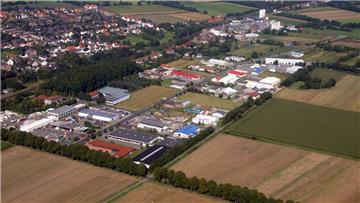 Etwa 22 Hektar groß sind die neuen Gewerbeflächen (rechts), die die Gemeinde Loxstedt im Anschluss an das Gewerbegebiet Wedenberg, in Richtung Bexhövede, zwischen dem Rademoorweg und der Landesstraße 143, ausweisen möchte.