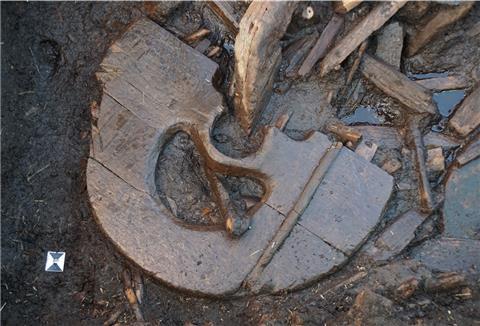 Etwa 2400 Jahre lang „schlummerte“ das Scheibenrad, ein echter archäologischer Schatz, im Moorboden, bevor ihn Archäologen in der vergangenen Woche freilegten.