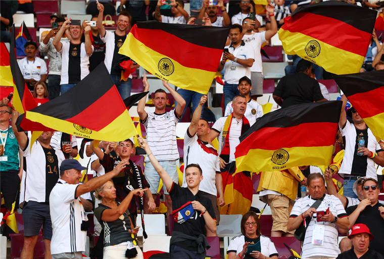 Einreiseprobleme: WM-Tickets von deutschen Fans verfallen Deutsche Fans schwenken vor dem Spiel schwarz-rot-goldene Fahnen