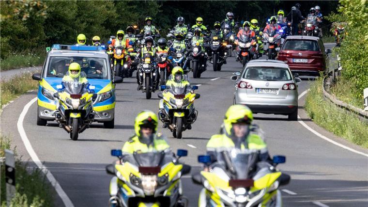 Biker organisieren Sternfahrt für Ratinger Explosionsopfer Etwa 350 Motorräder fahren bei der Motorrad-Sternfahrt in Richtung Ratingen mit, hier auf der Mülheimer Straße in Ratingen.